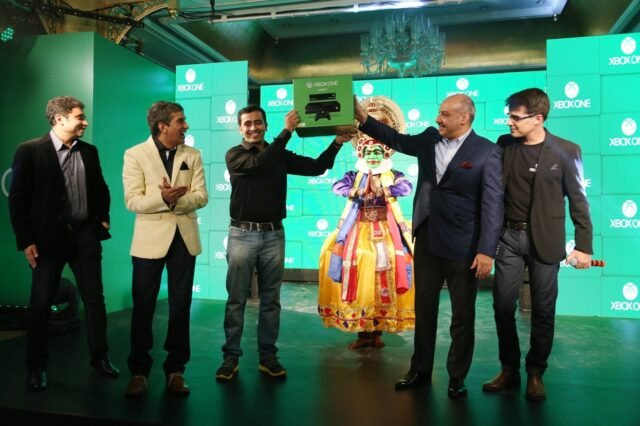 Karan Bajwa, Managing Director, Microsoft India hands over the very first pre-order Xbox One console to a fan at the Mumbai launch party. Looking on are Ram Narayan Iyer, Group Director Retail, Sales and Marketing,