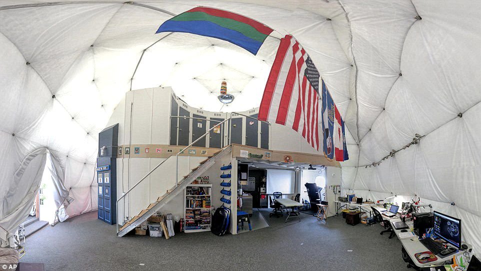 Crew enters isolated dome for a year to simulate Mars travel