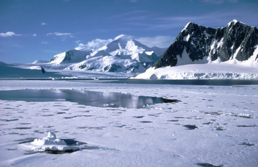 Arctic and Antarctic seas ice change