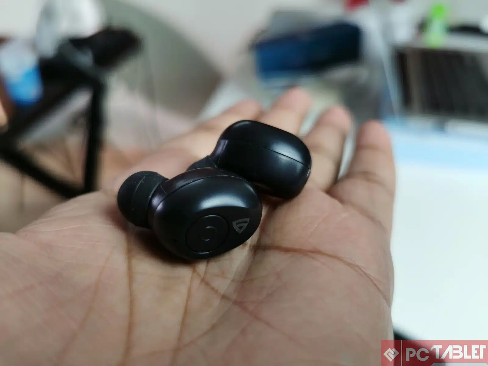 Raegr AirShots 500 TWS Review: Impressive wireless earbuds with self charging case 7 Raegr AirShots 500 TWS Wireless 4
