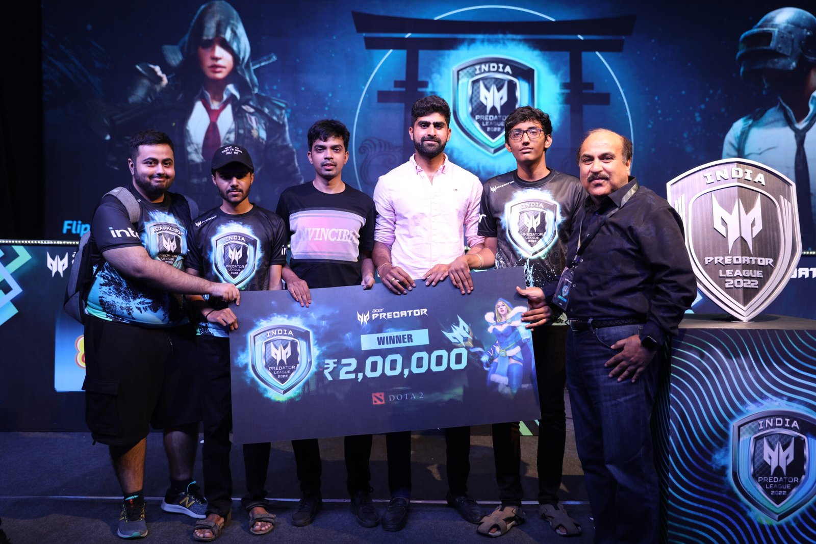 Harish Kohli President and MD Acer India presenting the DOTA 2 winners their winning check scaled