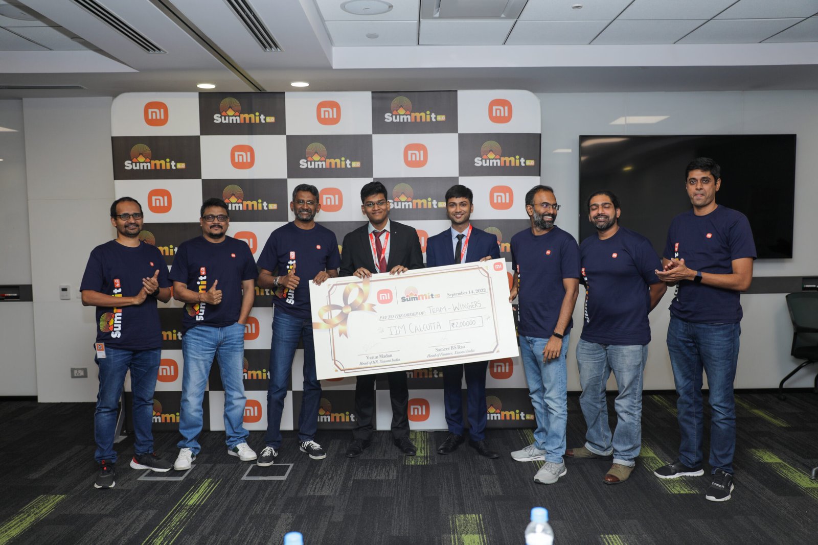 Muralikrishnan B President and Raghu Reddy CBO Xiaomi India felicitate Mi Summit 4.0 winners Umang Agarwal and G Rohan of team Wingers from IIM Calcutta scaled