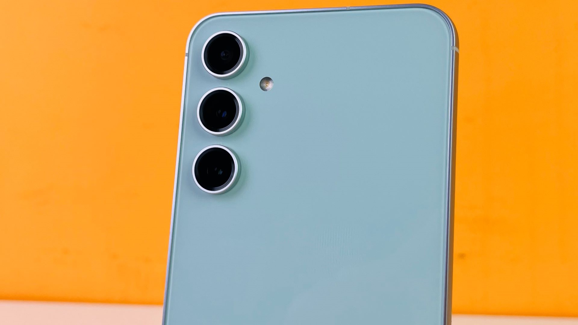 Samsung Galaxy S23 FE Review - A stepping stone