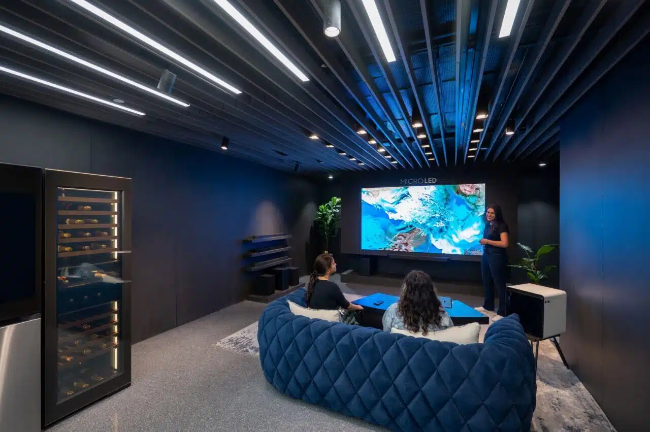 Samsung Launches First O2O Lifestyle Store in Mumbai
