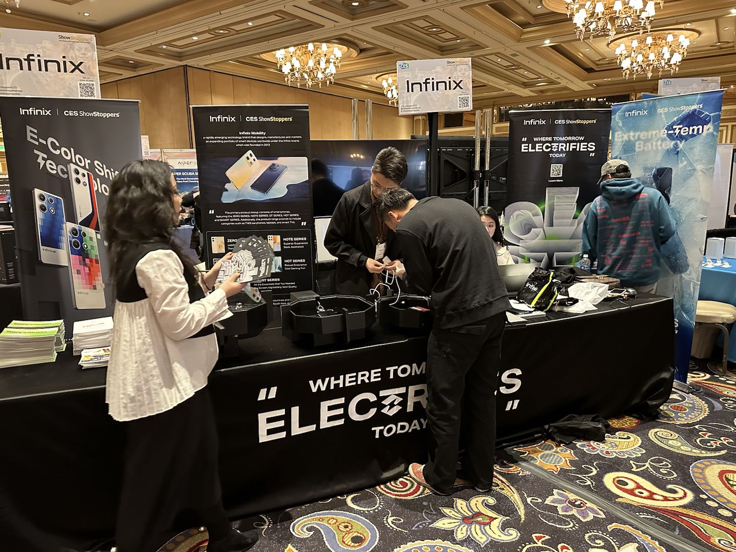 Infinix Debuts E-Color Shift at CES 2024 for Advanced Smartphone Customization