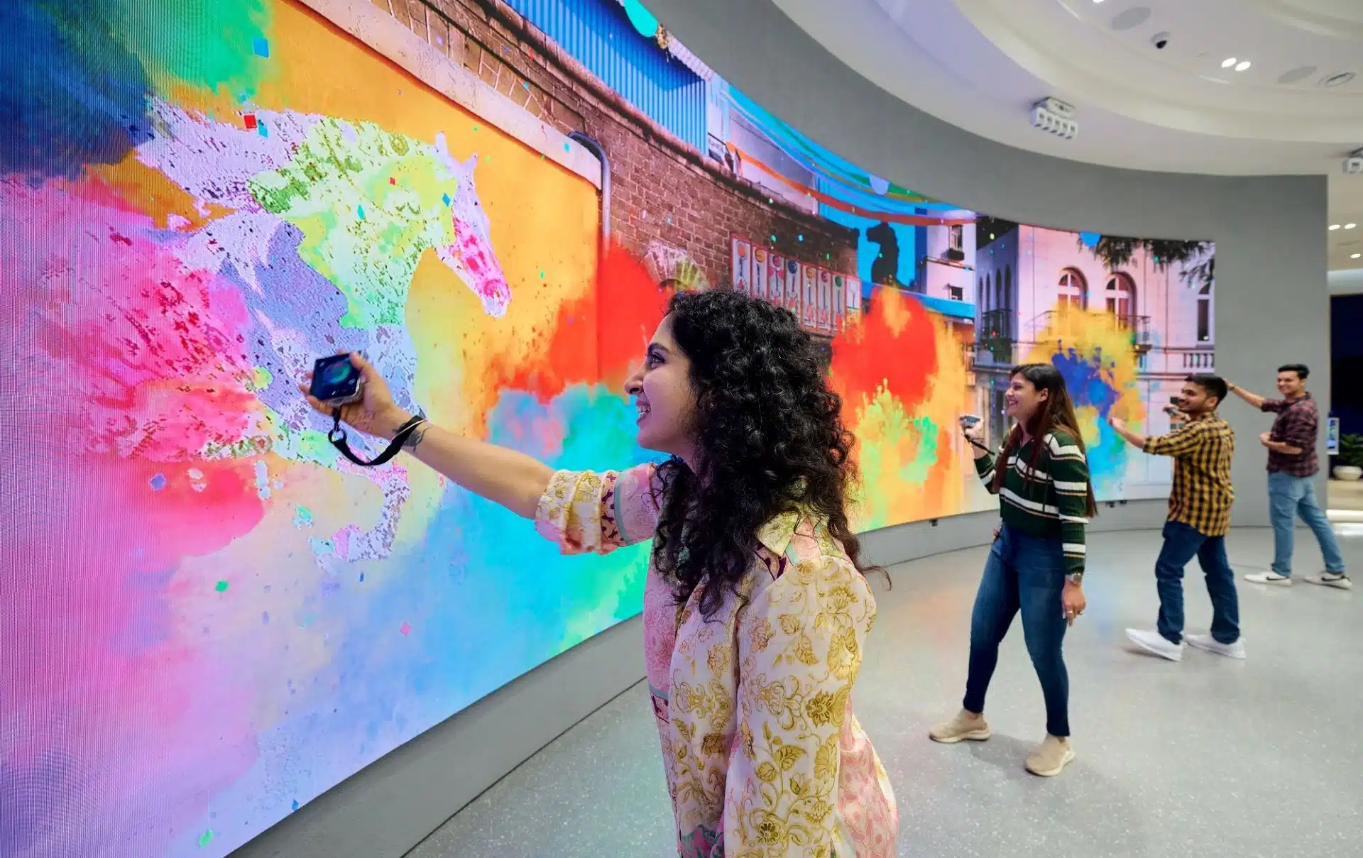 Samsung Launches First O2O Lifestyle Store in Mumbai