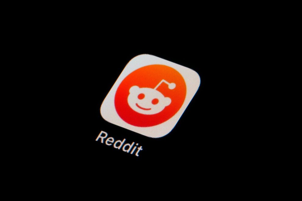 Reddit Enters AI Training Arena Amid FTC Inquiry