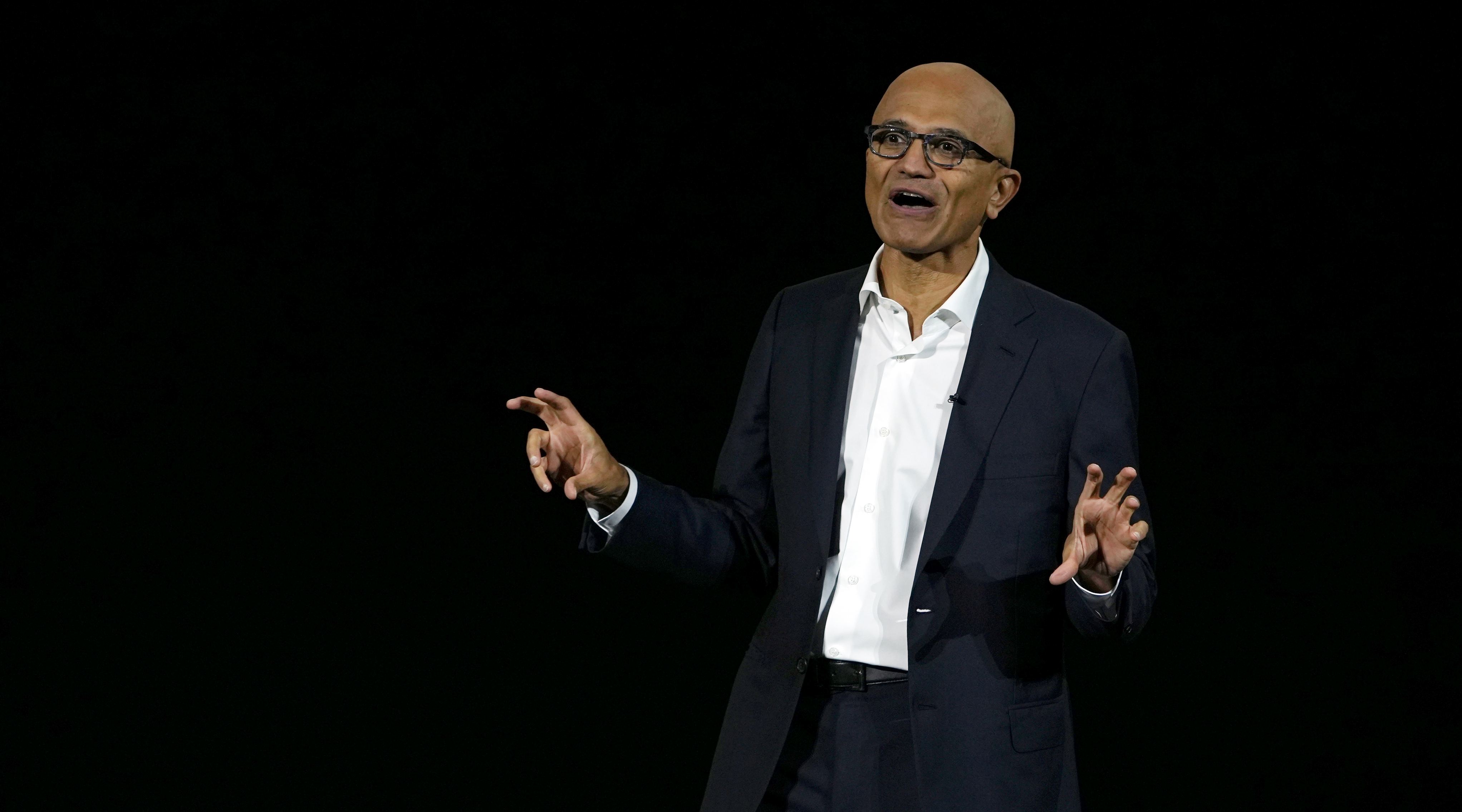 AI Sparks Renewed Competition Between Microsoft and Apple