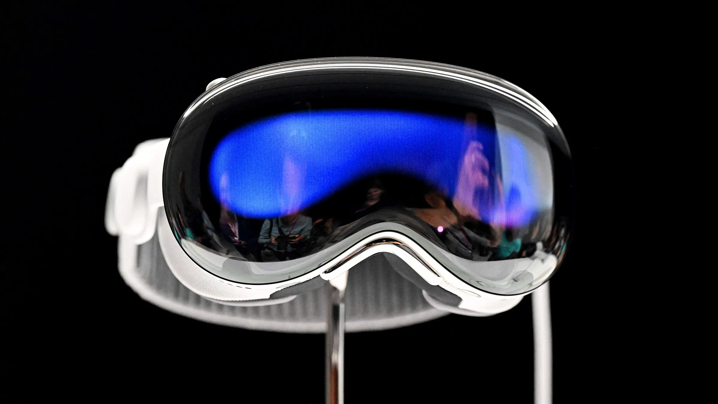 Apple's Vision Pro Lets You Control Devices with Your Eyes 1 Apple's Vision Pro Lets You Control Devices with Your Eyes