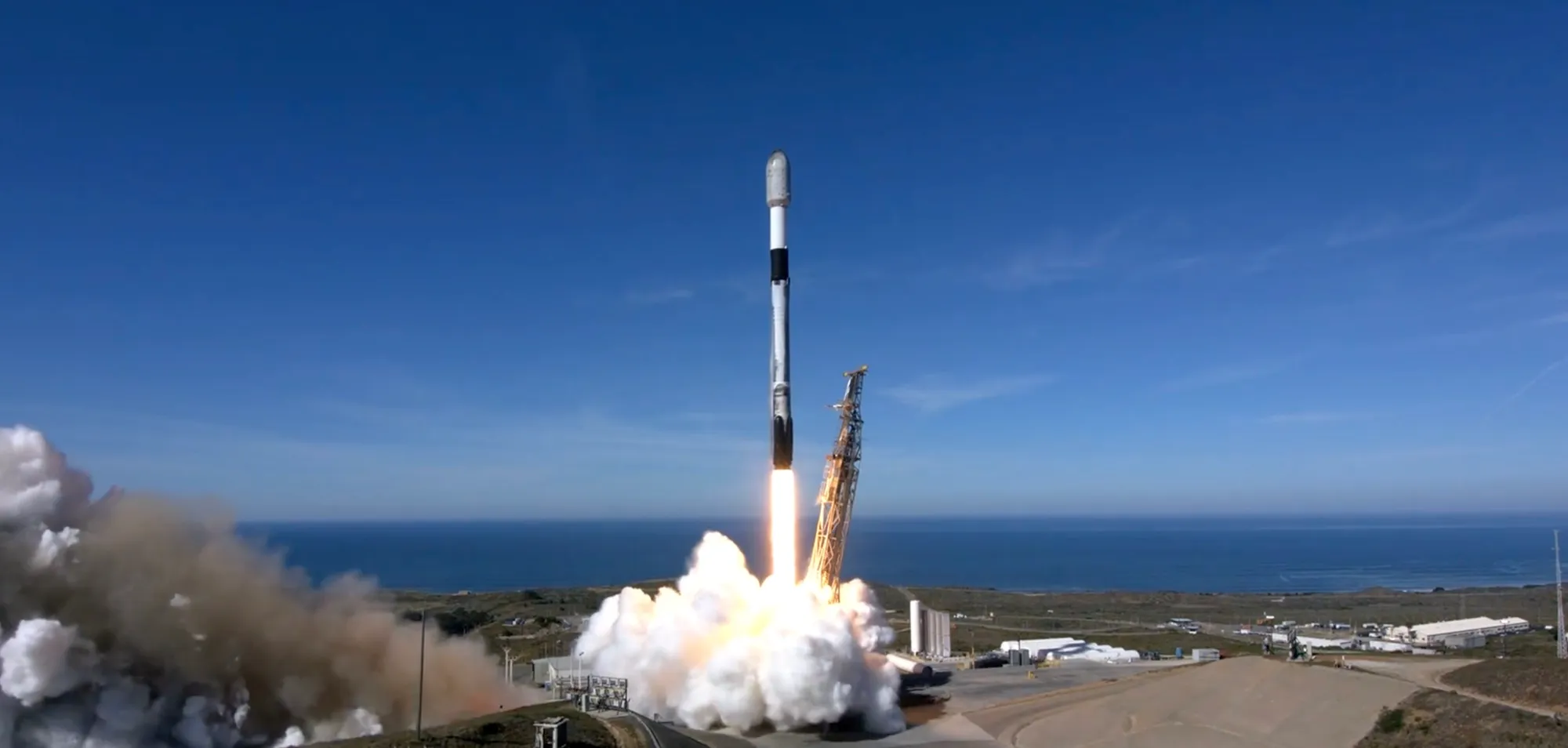 In California, SpaceX Triumphs with Transporter-11 Satellite Mission