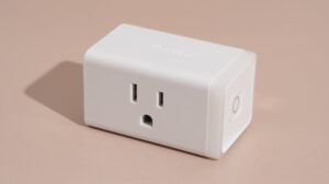 This Z-Wave Smart Plug Can Control Devices Over a Mile From Your House!