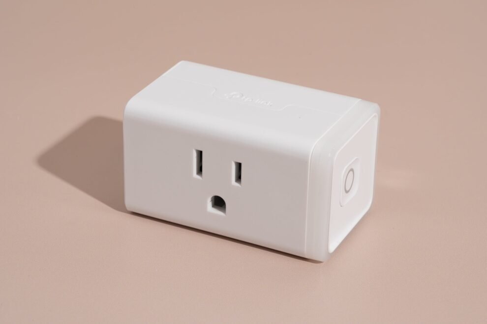 This Z-Wave Smart Plug Can Control Devices Over a Mile From Your House!