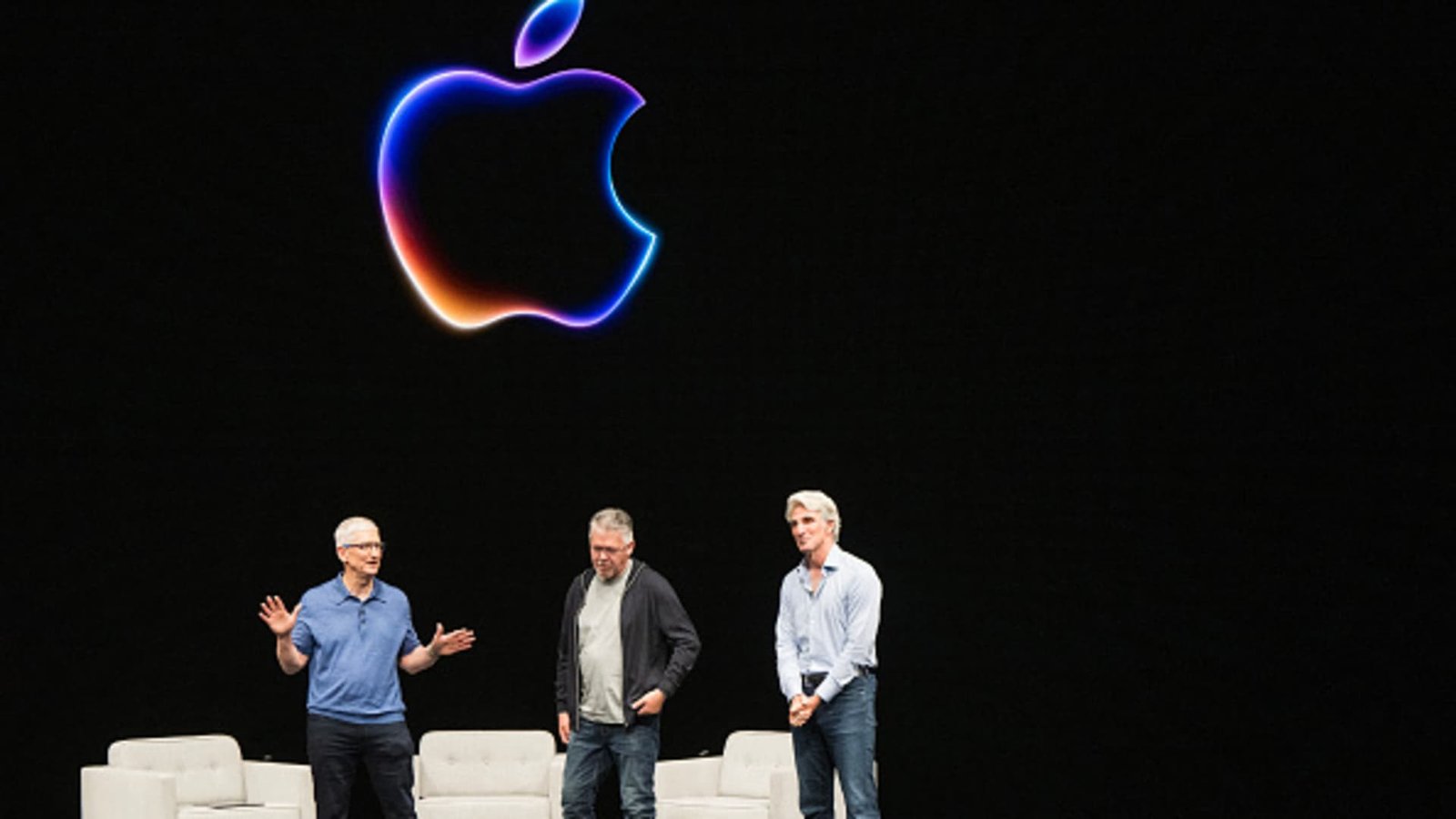 Apple Builds AI Platform, Changes Direction