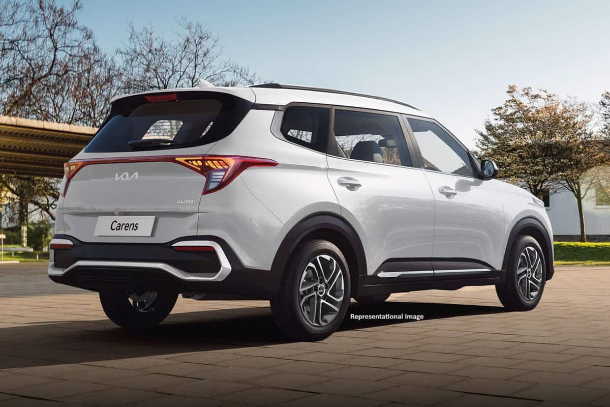 Kia Carens Gets Facelift, Electric Version Arrives Soon