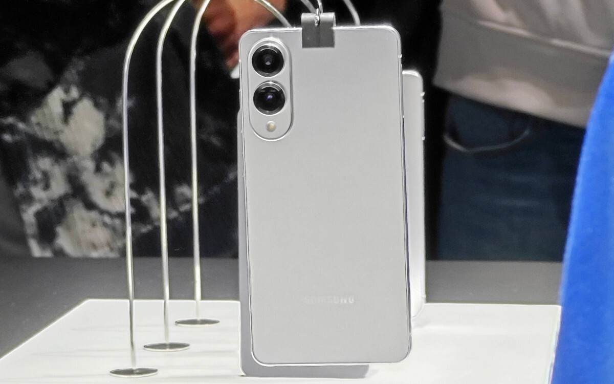 v Reveal the Exact Size of the Samsung Galaxy S25 Edge