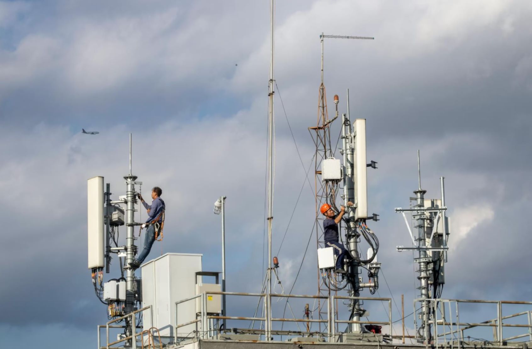 India's Broadband User Base Grows by 2.05 Crore in FY25, TRAI Reports