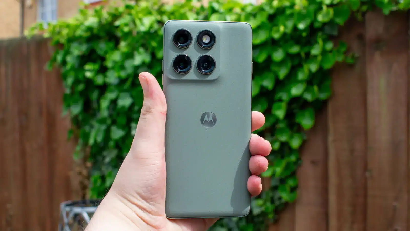 Motorola Begins Android 16 Update Rollout for Edge and Razr Phones