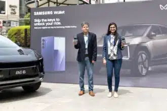 Madhur Chaturvedi, Senior Director, Services & Apps Business, Samsung India, along with Shruti Agarwal, Head of Product Planning & ESG, Mahindra Electric, announcing the rollout of Digital Car Key compatibility fo