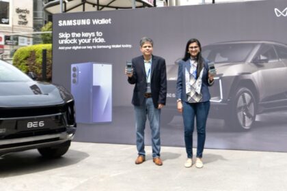 Madhur Chaturvedi, Senior Director, Services & Apps Business, Samsung India, along with Shruti Agarwal, Head of Product Planning & ESG, Mahindra Electric, announcing the rollout of Digital Car Key compatibility fo