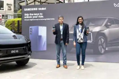 Madhur Chaturvedi, Senior Director, Services & Apps Business, Samsung India, along with Shruti Agarwal, Head of Product Planning & ESG, Mahindra Electric, announcing the rollout of Digital Car Key compatibility fo