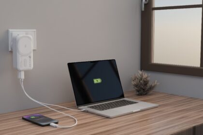 UltraProlink Boost Blade DUO Combines 67W Charger and 5000mAh Power Bank