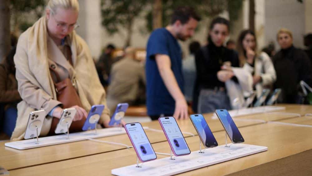 Indian smartphone buyers want AI features and better battery life, says Amazon survey 2 Indian smartphone buyers want AI features