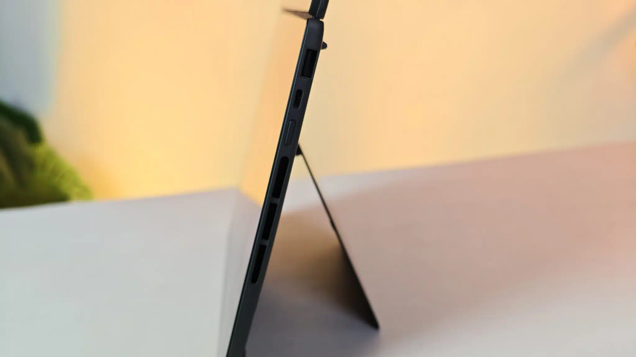ASUS Dual Screen Zenbook Duo UX8407AA Laptop Review - You haven't seen anything like this before! 3 asus zenbook duo 20260801 190449 scaled